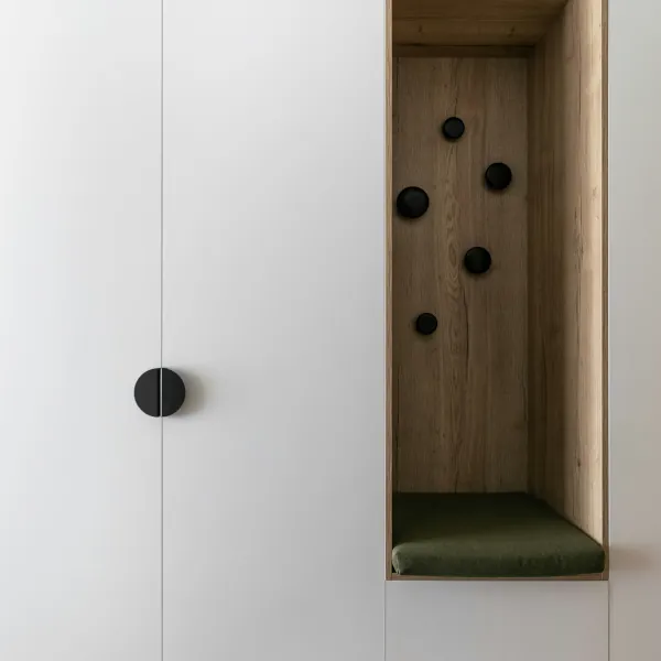 Agencement de placards en bois mélaminé fabriqué par un artisan menuisier