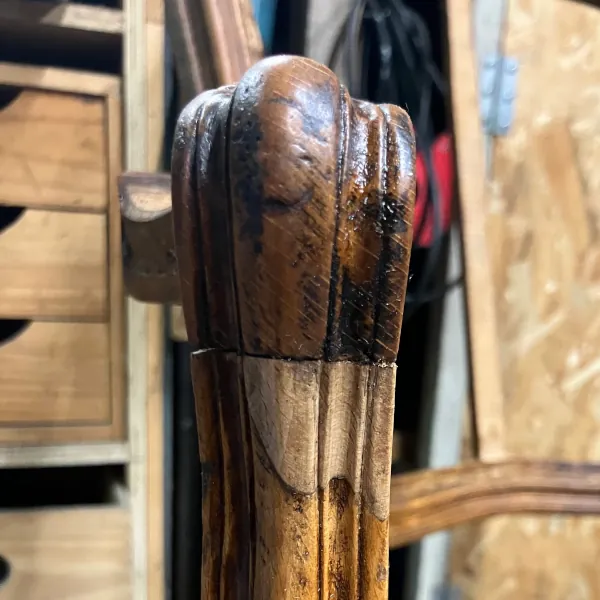 Accoudoir de chaise Louis XIV en bois massif restaurée par un artisan menuisier