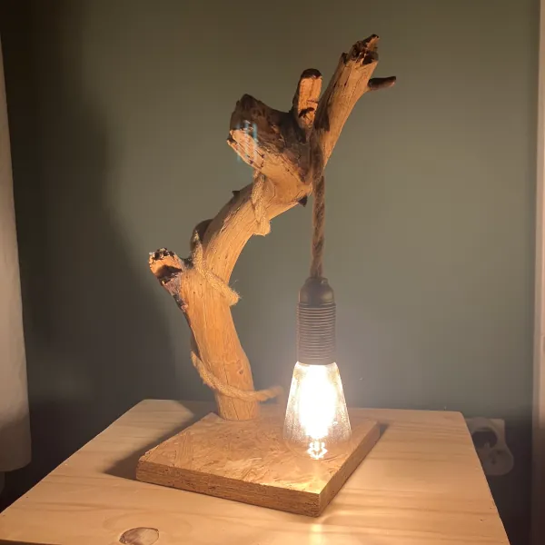 Lampe de chevet artisanale en bois flotté brut avec support en bois